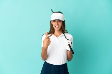 İzole edilmiş mavi arka planda golf oynayan kadın geliyor.