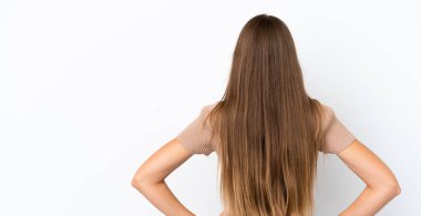 Genç Litvanyalı kadın arka planda beyaz arka planda izole edildi