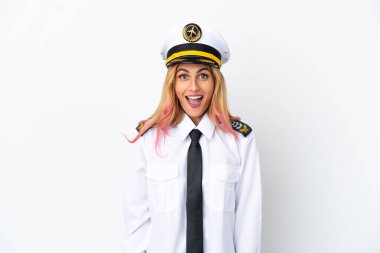 İzole edilmiş beyaz arka planda, şaşırmış yüz ifadesi olan uçak pilotu.