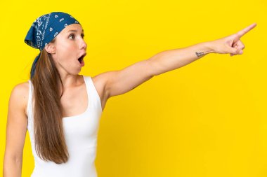 Sarı arka planda izole edilmiş genç bir İngiliz kadın.