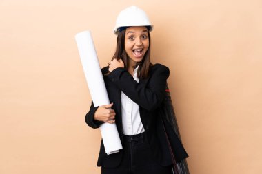 Genç mimar kadın, izole edilmiş arka plan üzerinde planları tutuyor ve zaferi kutluyor.