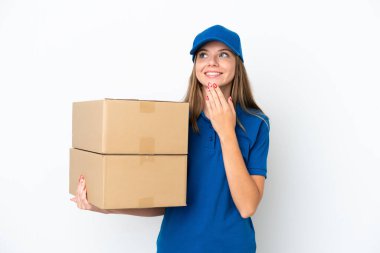 Litvanyalı kadın beyaz arka planda izole edilmiş gülümserken yukarı bakıyor