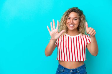 Mavi arka planda izole edilmiş kıvırcık saçlı kız parmakları olan altı kişi sayıyor.