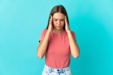 Başı ağrıyan, soyutlanmış mavi bir geçmişi olan genç bir kadın.