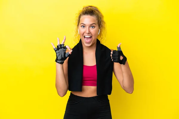 Mujer Deportiva Con Toalla Aislada Sobre Fondo Amarillo Que Muestra — Foto de Stock