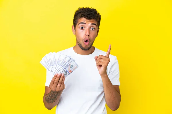 Νεαρός Βραζιλιάνος Παίρνει Πολλά Χρήματα Που Απομονώνονται Κίτρινο Φόντο Σκοπό — Φωτογραφία Αρχείου