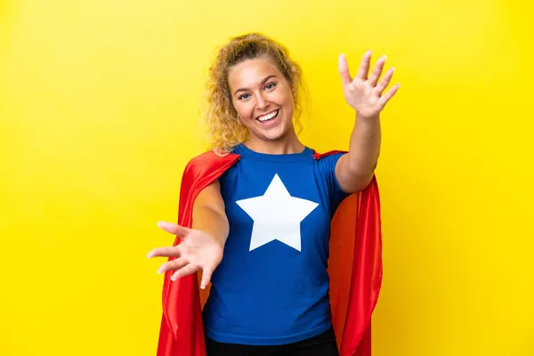 Kıvırcık Saçlı Sarı Arka Planda Süper Kahraman Kostümlü Gelecek Vadeden — Stok fotoğraf