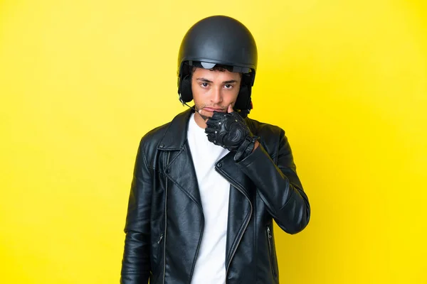 Νεαρός Βραζιλιάνος Άνδρας Κράνος Μοτοσικλέτας Απομονώνονται Κίτρινο Φόντο Σκέψης — Φωτογραφία Αρχείου