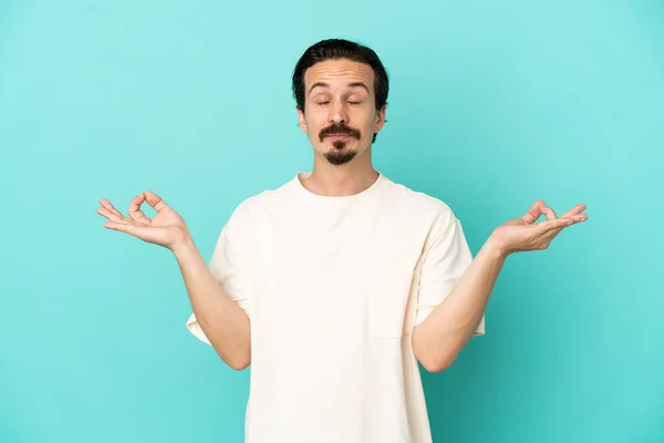 Joven Hombre Caucásico Aislado Sobre Fondo Azul Pose Zen — Foto de Stock