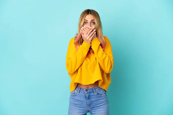 Giovane Donna Isolato Sfondo Blu Che Copre Bocca Con Mani — Foto Stock