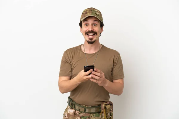 Voják Izolovaný Bílém Pozadí Překvapen Posílá Zprávu — Stock fotografie