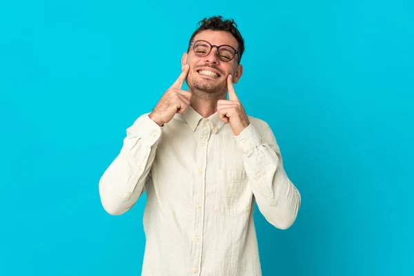 Jonge Blanke Knappe Man Geïsoleerd Blauwe Achtergrond Glimlachend Met Een — Stockfoto