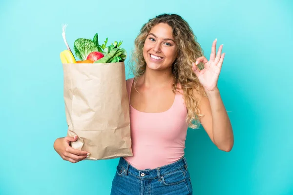 Chica Con Pelo Rizado Sosteniendo Una Bolsa Compra Comestibles Aislado — Foto de Stock