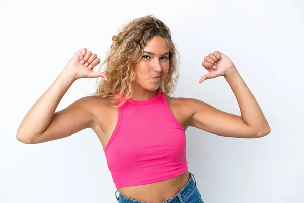 Ragazza Con Capelli Ricci Isolati Sfondo Bianco Orgoglioso Soddisfatto — Foto Stock