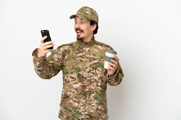 Voják Izolovaný Bílém Pozadí Drží Kávu Odnést Mobilní — Stock fotografie