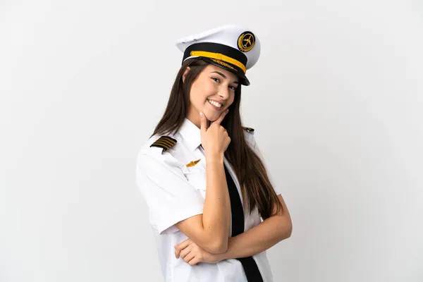 巴西女飞行员在孤独的白色背景上微笑着 — 图库照片