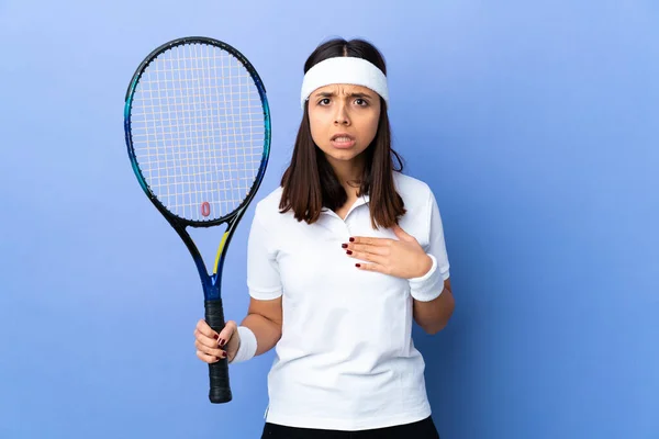 Молода Жінка Тенісистка Над Ізольованим Тлом Вказує Себе — стокове фото