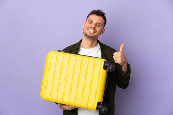 Jovem Caucasiano Bonito Homem Isolado Fundo Branco Férias Com Mala — Fotografia de Stock