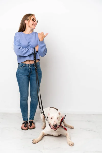 Молодая Английская Женщина Своей Собакой Изолированы Белом Фоне Указывая Сторону — стоковое фото