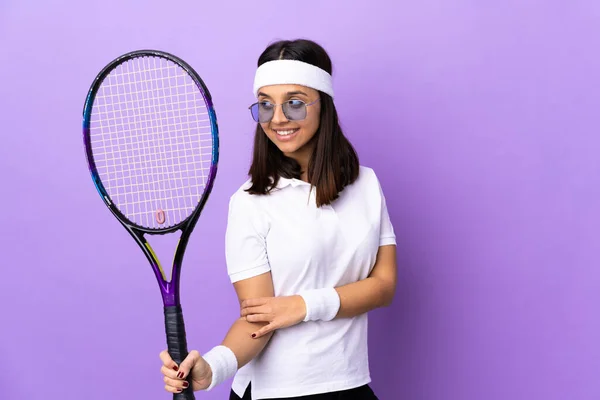 Genç Bayan Tenisçi Kolları Bağlı Mutlu Bir Şekilde Izole Edilmiş — Stok fotoğraf