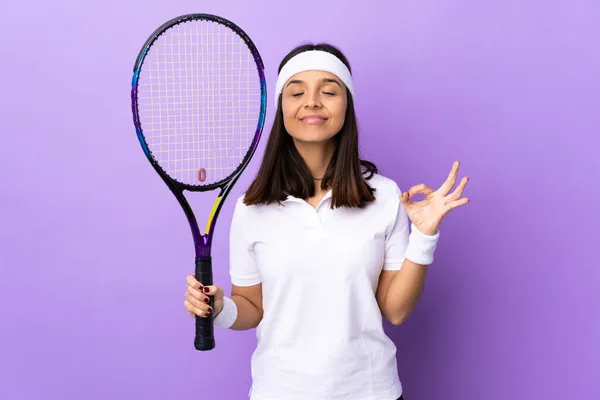 Genç Bayan Tenisçi Zen Pozunda Tecrit Edilmiş Arka Plan Üzerinde — Stok fotoğraf