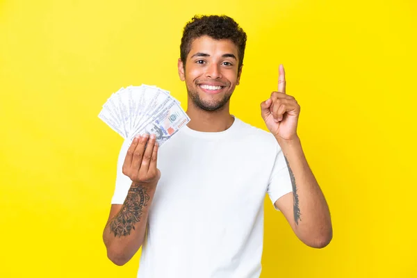 Jonge Braziliaanse Man Neemt Veel Geld Geïsoleerd Gele Achtergrond Tonen — Stockfoto