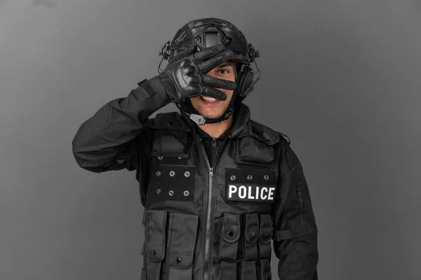 Swat Hombre Caucásico Aislado Sobre Fondo Gris Cubriendo Los Ojos — Foto de Stock