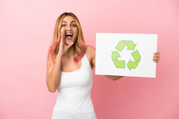 Mujer Joven Sobre Fondo Rosa Aislado Sosteniendo Cartel Con Icono —  Fotos de Stock