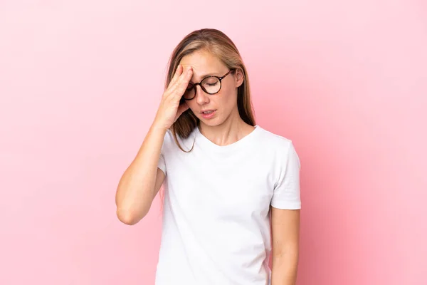 Junge Engländerin Isoliert Auf Rosa Hintergrund Mit Kopfschmerzen — Stockfoto