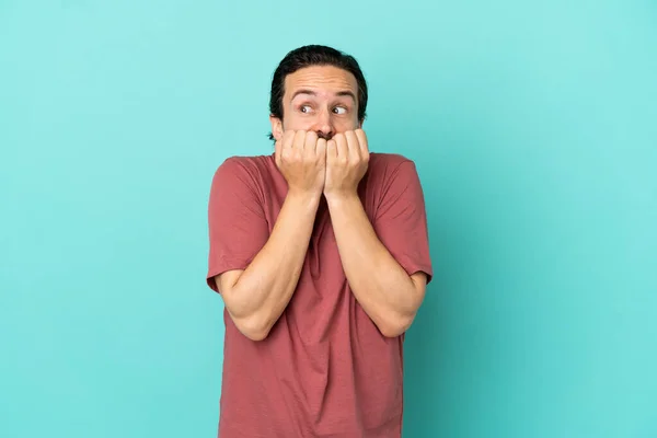 Joven Caucásico Aislado Sobre Fondo Azul Nervioso Asustado Poniendo Las — Foto de Stock