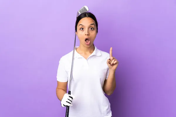 Jovem Golfista Mulher Sobre Isolado Colorido Fundo Pensando Uma Ideia — Fotografia de Stock