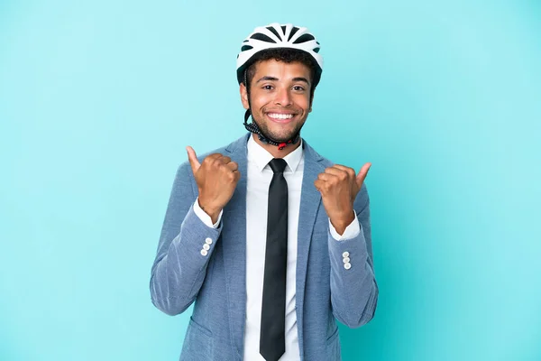 Молодий Бізнесмен Бразильського Походження Шоломом Велосипеді Ізольований Синьому Фоні Пальцями — стокове фото