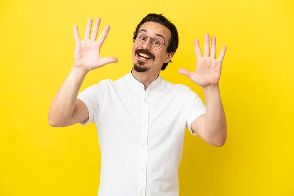 Mladý Běloch Izolovaný Žlutém Pozadí Počítání Deset Prsty — Stock fotografie