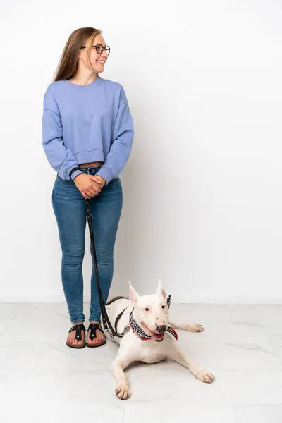 Молодая Английская Женщина Своей Собакой Изолированы Белом Фоне Глядя Сторону — стоковое фото