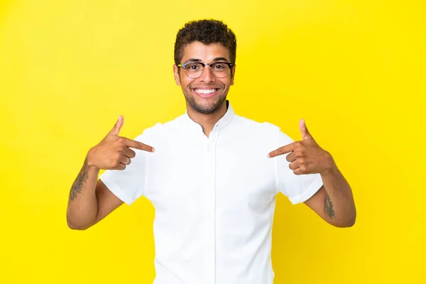 Junge Hübsche Brasilianische Mann Isoliert Auf Gelbem Hintergrund Stolz Und — Stockfoto