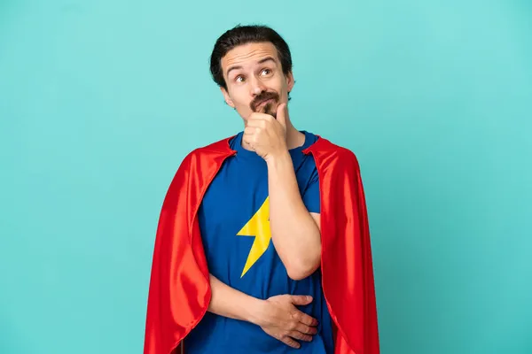 Super Héroe Caucásico Hombre Aislado Sobre Fondo Azul Teniendo Dudas — Foto de Stock