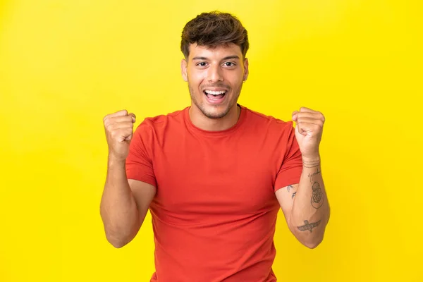 Junger Kaukasischer Gutaussehender Mann Auf Gelbem Hintergrund Feiert Einen Sieg — Stockfoto