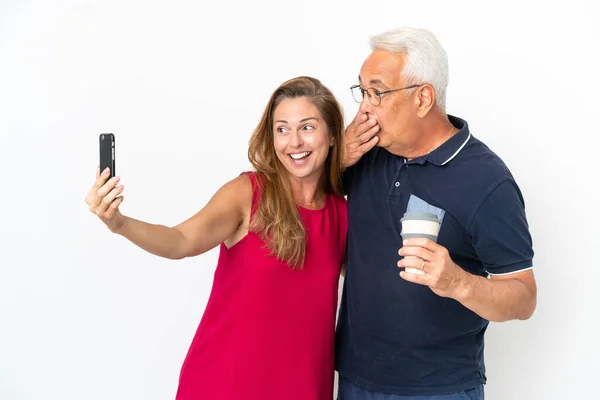 Coppia Mezza Età Isolata Sfondo Bianco Facendo Selfie Con Cellulare — Foto Stock