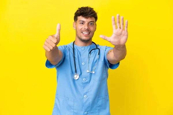 Mladý Chirurg Lékař Muž Izolované Žlutém Pozadí Načítání Šest Prsty — Stock fotografie