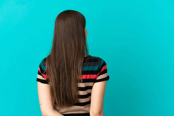 Adolescente Menina Brasileira Sobre Fundo Azul Isolado Posição Traseira Olhando — Fotografia de Stock