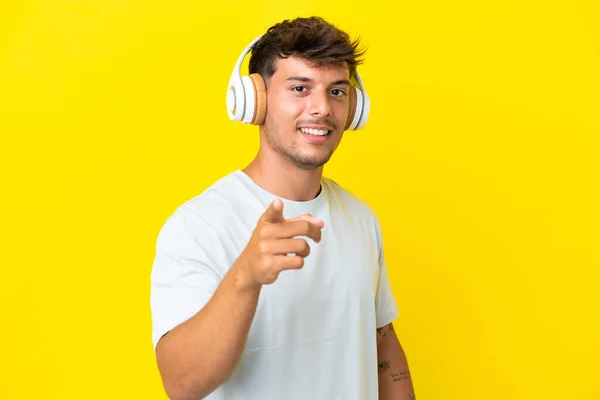 Νεαρός Καυκάσιος Όμορφος Άνδρας Απομονωμένος Κίτρινο Φόντο Ακούγοντας Μουσική Και — Φωτογραφία Αρχείου