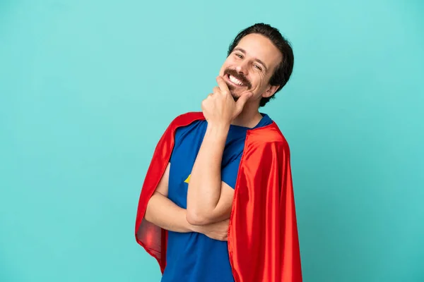 Super Herói Caucasiano Homem Isolado Fundo Azul Feliz Sorridente — Fotografia de Stock