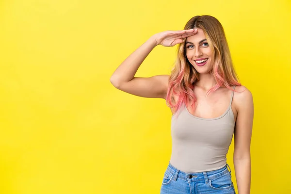 Jonge Vrouw Geïsoleerde Gele Achtergrond Saluting Met Hand Met Een — Stockfoto