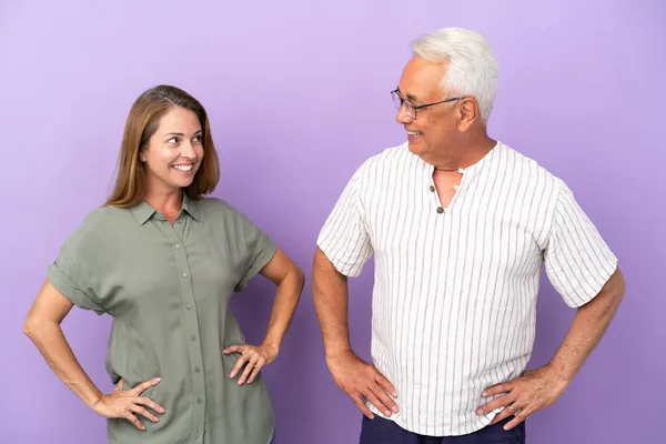 Casal Meia Idade Isolado Fundo Roxo Feliz Sorridente — Fotografia de Stock