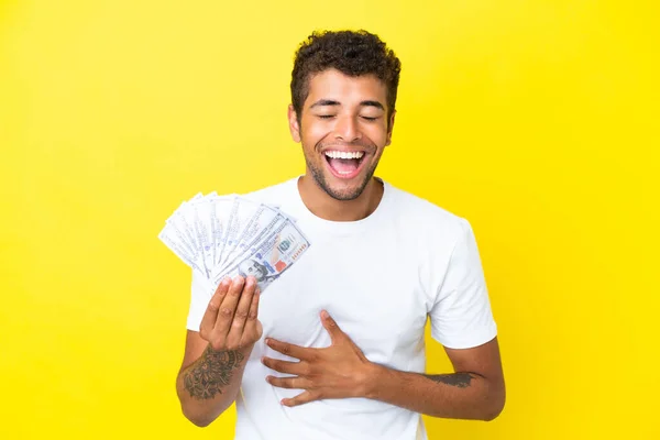 Jonge Braziliaanse Man Neemt Veel Geld Geïsoleerd Een Gele Achtergrond — Stockfoto