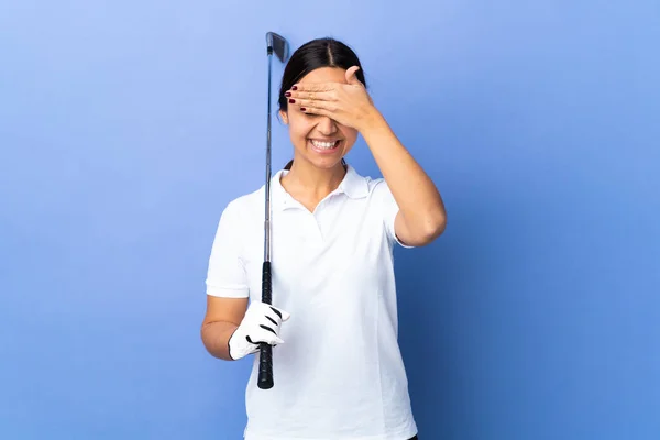 若いですゴルファー女性以上隔離されたカラフルな背景カバー目によって手と笑顔 — ストック写真