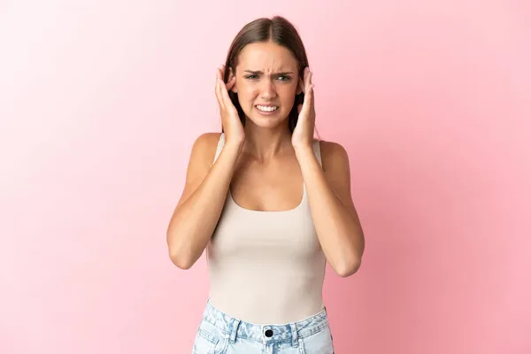 Mladá Žena Nad Izolované Růžové Pozadí Frustrované Zakrývající Uši — Stock fotografie
