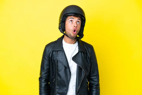 Giovane Brasiliano Con Casco Moto Isolato Sfondo Giallo Guardando Alto — Foto Stock