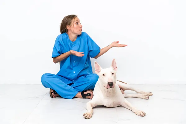 Молодая Ветеринар Английская Женщина Сидит Полу Собакой Неожиданным Выражением Лица — стоковое фото