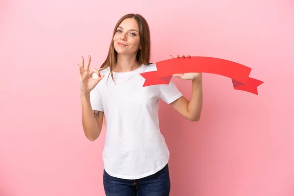 Ung Litauisk Kvinna Isolerad Rosa Bakgrund Håller Tom Skylt Och — Stockfoto